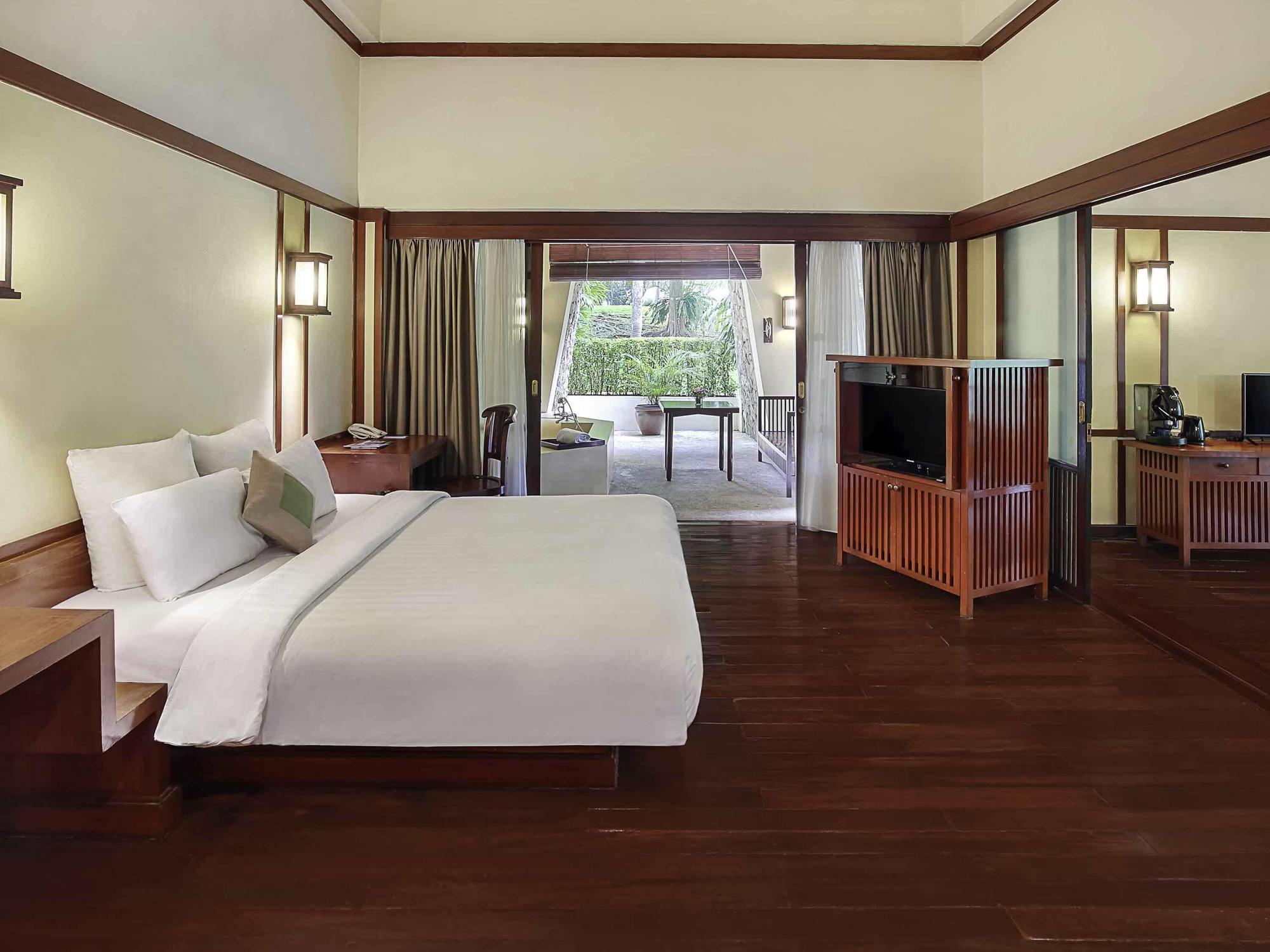 Отель Ibis Styles Bogor Raya Экстерьер фото